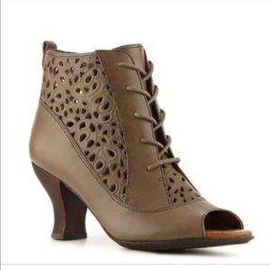 🔥Naya Fennel Lunar Taupe Lace Bootie
New in Box
